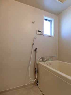 【浴室】 | 渚ハイツⅡ | 家族の入浴時間がずれても温められる追い焚き機能付きのバスルーム☆お風呂に浸かって一日の疲れもすっきりリフレッシュ♪換気のできる小窓付きです♪