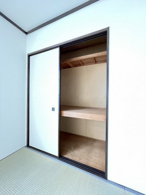 【収納】 | 渚ハイツⅡ | 和室6.8帖のお部屋にある押入れです！かさばるお布団や季節のお洋服を収納するのに便利☆