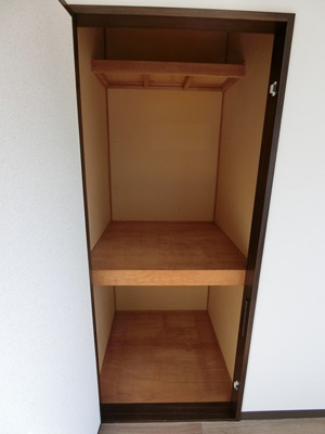 【収納】 | 渚ハイツⅡ | 洋室6帖のお部屋にある収納スペースです！奥行きのある収納スペースで荷物の多い方も安心◎