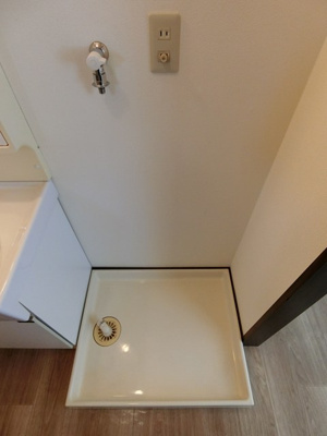 【設備】 | 渚ハイツⅡ | 独立洗面台横にある室内洗濯機置き場です♪防水パンが付いているので万が一の漏水にも安心です！