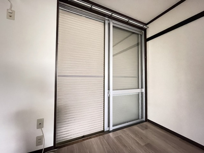 【セキュリティ】 | 渚ハイツⅡ | 雨戸付きなので夜やお出かけ時も安心です！雨戸は冬場の寒さ対策にもなります◎