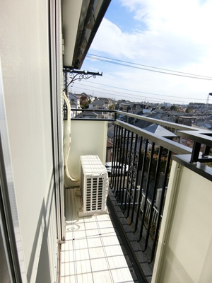 【バルコニー】 | 渚ハイツⅡ | バルコニーは南東向きで陽当たり良好！お洗濯物は一日を通してよく乾きそうですね！