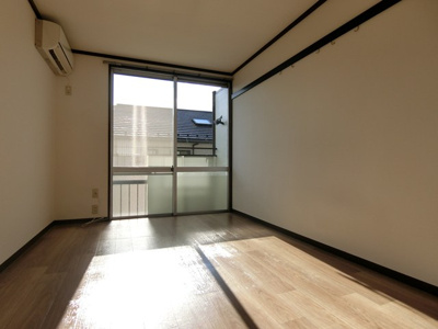 【洋室】 | 渚ハイツⅡ | 南東向き洋室6帖☆バルコニーに繋がるお部屋は陽当たり良好です！エアコン付きで1年中快適に過ごせますね☆