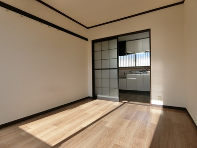 【寝室】 | 渚ハイツⅡ | 南東向き洋室6帖☆収納スペースがあります！荷物の多い方もお部屋が片付いて快適に過ごせますね♪