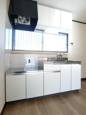 【キッチン】 | 渚ハイツⅡ | 窓のあるキッチンはガスコンロ設置可能です☆ご自身でお好きなタイプのガスコンロをご用意いただけます！場所を取るお鍋やお皿もすっきり収納できます♪