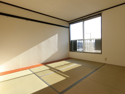 【和室】 | 渚ハイツⅡ | 南東向き和室6.8帖☆陽当たりの良い角部屋です！赤ちゃんのごろごろやハイハイはやっぱり和室がよかったりします♪