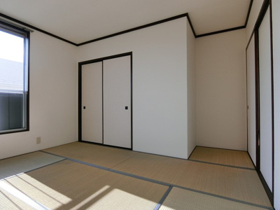 【和室】 | 渚ハイツⅡ | 南東向き和室6.8帖☆押入れがあります！寝具をすっきり収納できるので和室は寝室にもオススメ☆