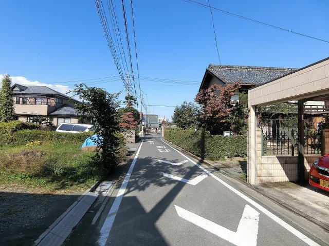 高崎市矢中町中古住宅の前面道路含む現地写真