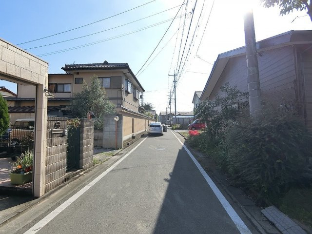 高崎市矢中町中古住宅の前面道路含む現地写真