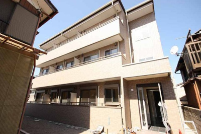 【外観】 | グリーンハイム | 車通りより少し入った場所の建物ですが、その分閑静です。オートロック付きの建物は安全にも配慮しています。