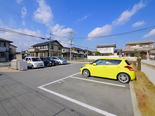 ボヌール　プレジオの駐車場|車をお持ちの方に嬉しい駐車場付きの物件です