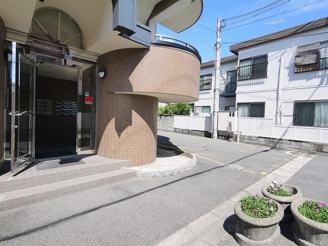 アクール添川のエントランス|シンプルで落ち着いた雰囲気のエントランスですよ