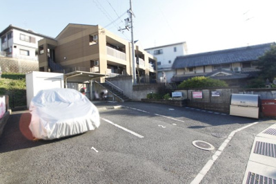 【駐車場】 | プラムハウスⅡ | 駐車場に車を止められます