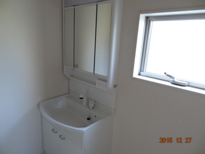 【独立洗面台】 | オーナーチェンジ　さいたま市緑区松木1丁目　敷地37坪・建物31坪の駐車2台の中古住宅 | 独立洗面台あり、毎朝おしゃれに忙しい女性の方におすすめです