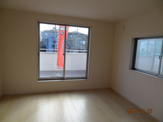 【寝室】 | オーナーチェンジ　さいたま市緑区松木1丁目　敷地37坪・建物31坪の駐車2台の中古住宅 | 落ち着いて過ごせるお部屋なので、寝室にいかがでしょうか