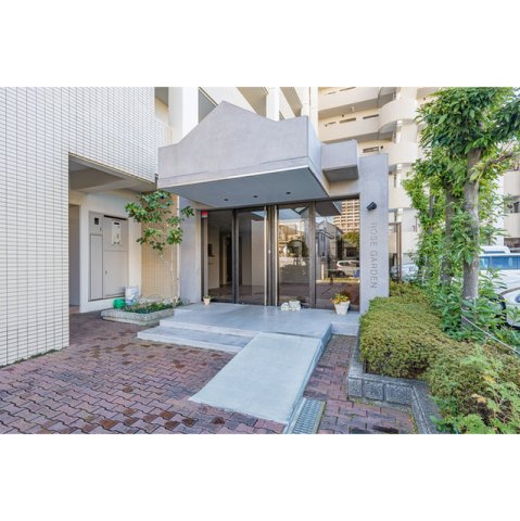 ローズガーデンのエントランス