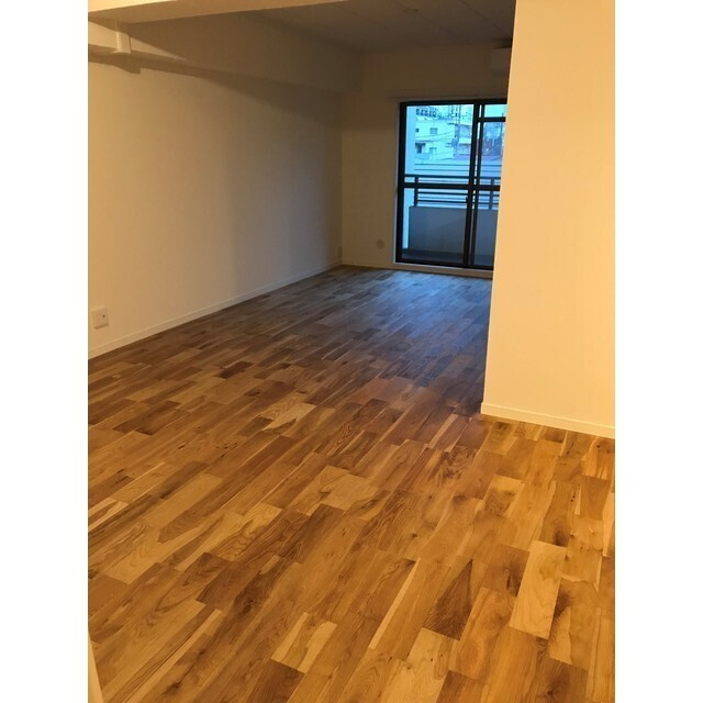 ローズガーデンの居間・リビング