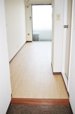 【玄関】 | 第２ムサシビル | 玄関から居室方向です