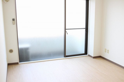 【洋室】 | 第２ムサシビル | バルコニーの開口は大きく明かりも入りやすいです