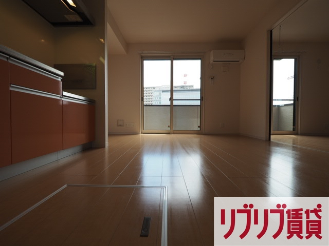 ロイヤルクレッセント西登戸参番館の居間・リビング