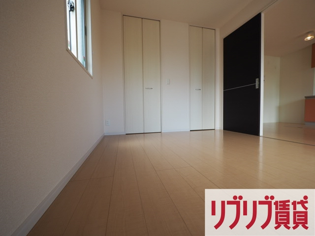 ロイヤルクレッセント西登戸参番館の寝室