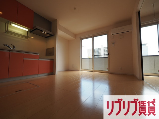 ロイヤルクレッセント西登戸参番館の居間・リビング