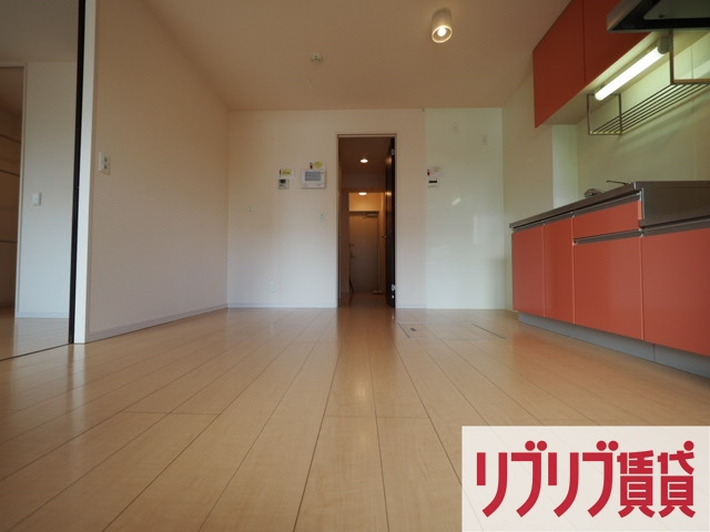 ロイヤルクレッセント西登戸参番館の居間・リビング