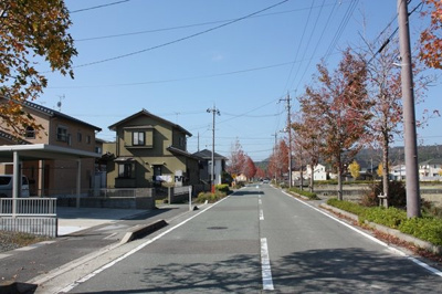 【前面道路含む現地写真】 | 高島市新旭町北畑2丁目　築浅戸建て