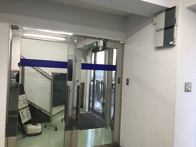 西原ビルのエントランス