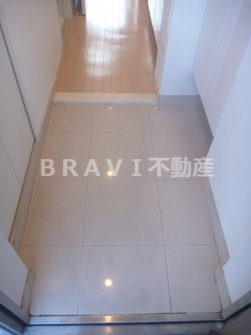 セイワパレス大阪城北　BRAVI不動産の玄関|【セイワパレス大阪城北】明るい玄関です