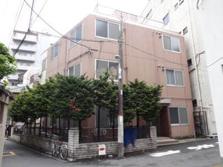 【外観】 | ハイツ根岸　鶯谷駅から徒歩４分の好立地！ローソン１００まで歩いて１分、その他徒歩５分圏内にスーパーとコンビニも２件有り買い物便利！室内に洗濯機置場がないため近くのコインランドリーをご利用ください。