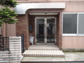【エントランス】 | ハイツ根岸　鶯谷駅から徒歩４分の好立地！ローソン１００まで歩いて１分、その他徒歩５分圏内にスーパーとコンビニも２件有り買い物便利！室内に洗濯機置場がないため近くのコインランドリーをご利用ください。