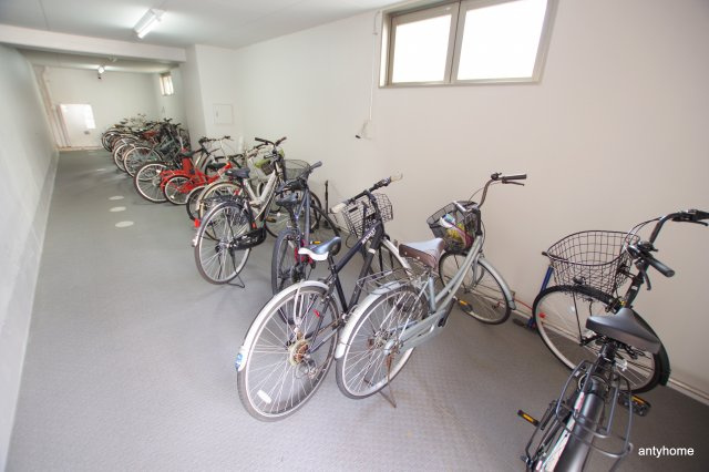 オーパス　仲介手数料無料の駐車場