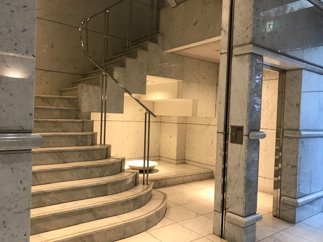 東栄ビルのエントランス