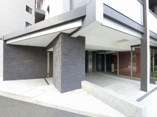 【エントランス】 | JR南武線「平間」駅徒歩11分、JR横須賀線「新川崎」駅徒歩14分、JR南武線「鹿島田」駅徒歩12分。