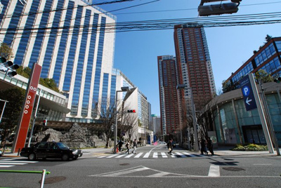 【周辺】 | コートアネックス六本木 | 正面玄関前から撮影。六本木ヒルズけやき坂とグランドハイアットが目の前です。