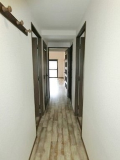 【展望】 | 玄関から室内への景観です！右手に洋室5.7帖のお部屋、左手に洋室5帖のお部屋があります★