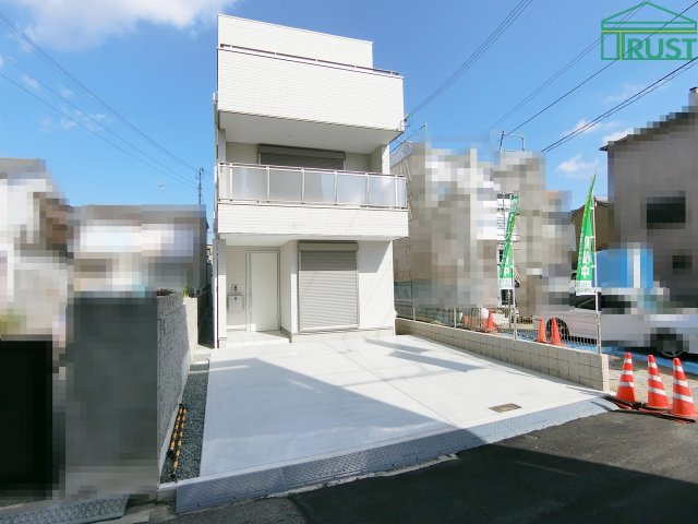 明石市日富美町新築戸建の前面道路含む現地写真|前面道路の幅員も６ｍで車庫入れが楽ですよ