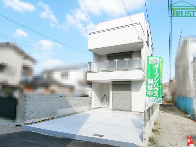 明石市日富美町新築戸建の外観|東側が通路になっているので角地の様な立地です