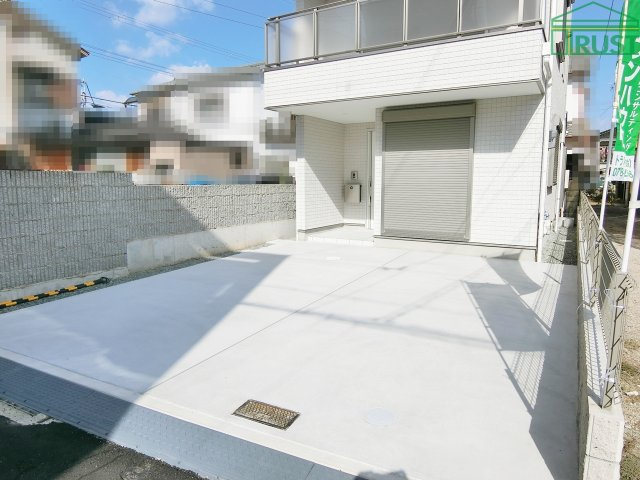 明石市日富美町新築戸建の駐車場|普通車並列２台駐車可能です
