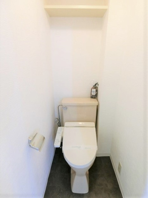 【トイレ】 | メゾン池田 | トイレは温水洗浄便座付き♪人気のバストイレ別です♪上部にはトイレットペーパーなどの小物を置ける棚付きです☆トイレが独立していると使いやすいですよね☆