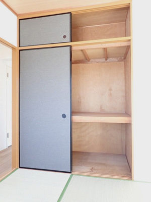 【収納】 | メゾン池田 | 和室6帖のお部屋にある天袋付き押入れです！押入れは寝具など、かさ張りやすいものの収納にぴったり☆お部屋すっきり片付きます♪