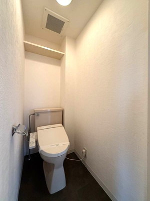 【トイレ】 | メゾン池田 | トイレは温水洗浄便座付き♪人気のバストイレ別です♪上部にはトイレットペーパーなどの小物を置ける棚付きです☆トイレが独立していると使いやすいですよね☆