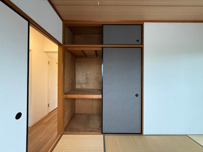 【収納】 | メゾン池田 | 和室6帖のお部屋にある天袋付き押入れです！押入れは寝具など、かさ張りやすいものの収納にぴったり☆お部屋すっきり片付きます♪