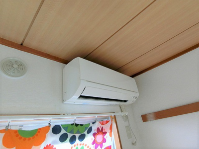 【設備】 | メゾン池田 | 和室6帖のお部屋には暑い夏や寒い冬に大活躍のエアコン付きです☆冷暖房完備で1年中快適に過ごせます♪