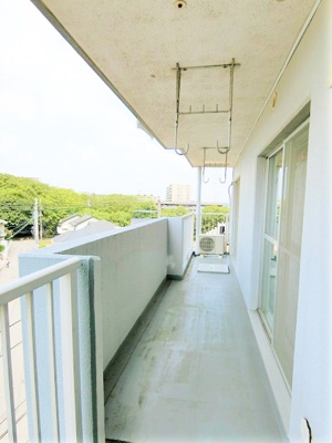 【バルコニー】 | メゾン池田 | バルコニーは南西向きなので、お洗濯物はお昼からでも乾きそう♪2部屋から出入りできるのが嬉しいですよね！