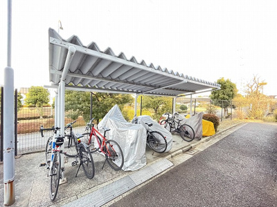 【その他共用部分】 | メゾン池田 | 屋根付きの駐輪場で雨が降っても大切な自転車が濡れなくてすみます♪荷物が重いときに自転車があれば助かりますね！