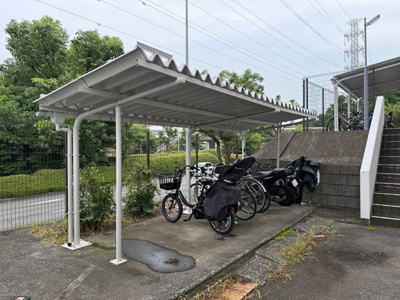 【その他共用部分】 | メゾン池田 | 屋根付きの駐輪場で雨が降っても大切な自転車が濡れなくてすみます♪荷物が重いときに自転車があれば助かりますね！