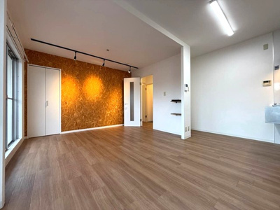【居間・リビング】 | メゾン池田 | 南西向きリビングダイニングキッチン12.7帖☆クローゼットがあります♪オシャレなクロスが魅力的なお部屋です☆