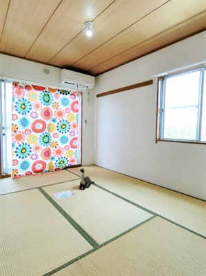 【和室】 | メゾン池田 | 南西向き和室6帖☆バルコニーに繋がる角部屋二面採光の落ち着くお部屋です！和室は冬場はコタツでほっこり♪夏は意外と涼しくて使い勝手がいいんですよ♪エアコンを完備しています♪